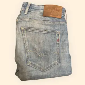 Tjenare! Säljer dessa extremt snygga Replay Jeansen i modellen Grover som är en lite mer relaxed fit🤩 Jeansen är i storlek W32 | L32!🔥