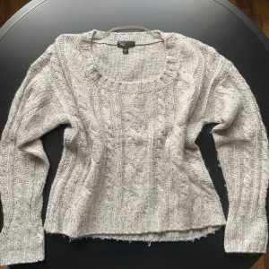 Stickad tröja - Grå stickad tröja storlek s. Välanvänd🩶