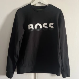Svart sweatshirt från Boss - Felfri,Nypris 1.399kr
