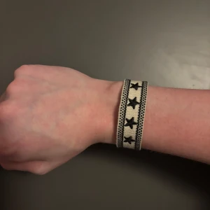 Flätat Armband - Säljer dessa tvär feta armbanden i en svart och vit färg med snyggt stjärnmönster. Dessa är sjukt snygga och liknar de eftertraktade armbanden från dior🤩 Om du undrar något så är de bara att skicka iväg ett meddelande 🔔 