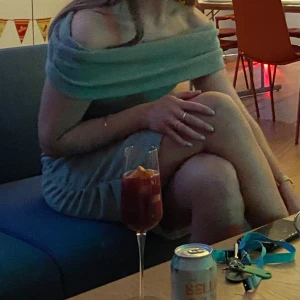 Grön offshoulder klänning S - Snygg grön offshoulder klänning i ett mjukt och stretchigt material. Klänningen har drapering och är axelbandslös.