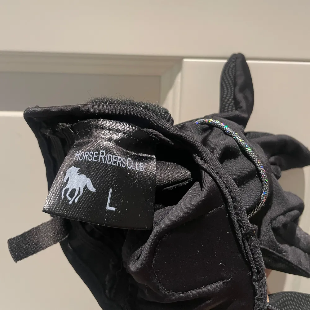 Svarta ridhandskar med diskreta glittriga detaljer och greppvänligt material i handflatan. Perfekta för ridning och har en bekväm passform. Märkta med storlek L och passar för dig som vill ha bra grepp om tyglarna.. Muu.