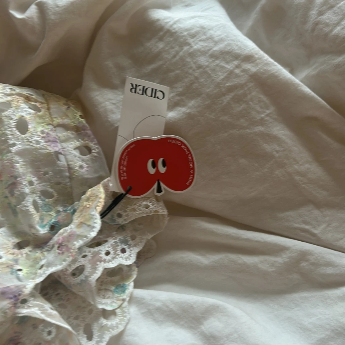 Vit blommig spetsklänning med v-ringning - 3