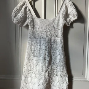 Zara klänning - Superfin virkad klänning från Zara.