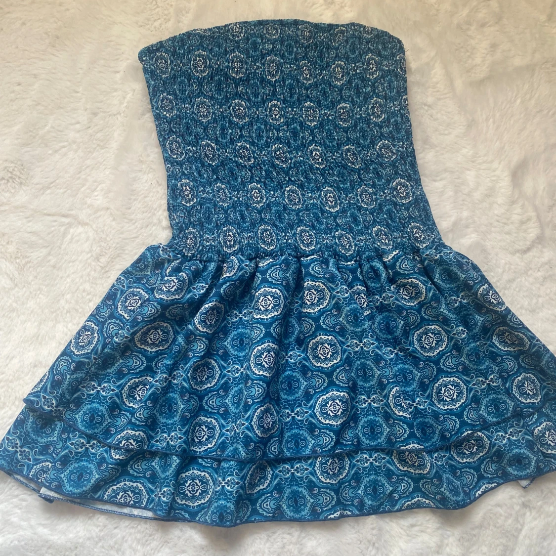 Blå axelbandslös klänning