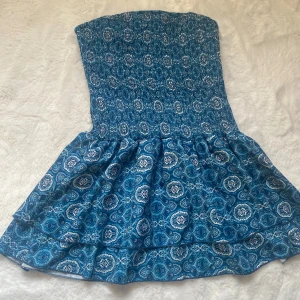 Blå axelbandslös klänning - Snygg blå klänning, helt oandvänd. Perfekt till sommaren st S(jag har haft problem med mitt bank id men nu funkar det så passa på!!)