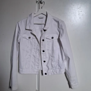 Vit jeansjacka med knappar - Andvänd 1gång.