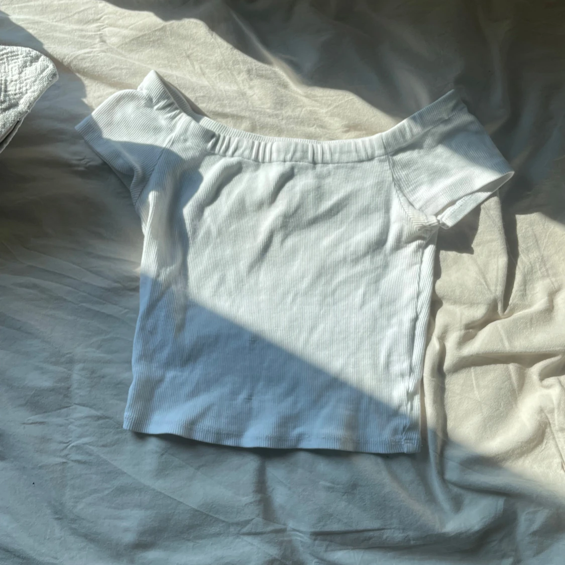 Vit ribbad offshoulder topp