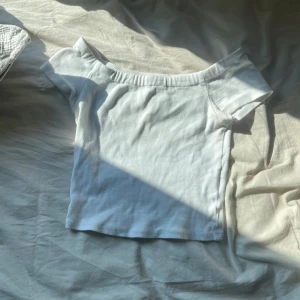 Vit ribbad offshoulder topp - Vit ribbad offshoulder topp från Zara