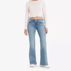 Levis Superlow Flare Jeans - Snygga blå bootcut jeans från Levi's! Aldrig använda och sitter jättesnyggt på!! Nypris: 949 kr. Midjan 27, längd 34👌🏼Skriv för fler bilder! Jeansen ser lite mörkare ut på bild men de är blåa