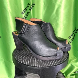 Svarta skinnboots med öppen tå och häl - Ett par svarta skinnboots med klack och öppen tå. Skorna har en snygg och modern design med bred klack och rundad öppning vid hälen.  Strl: 41. Klackhöjd: 9,5 cm.  /  Spara skärmtid, besök våra butiker i Sthlm, Malmö & Gbg. New arrivals daily + studentrabatt i alla våra butiker! Hitta till din närmsta butik på humansecondhand.se.   HUMANA Second Hand erbjuder 14 dagars retur, även via plick. Returer skickas med PostNord. Vid retur kontakta support@plick.se.