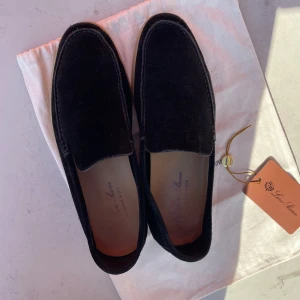LORO PIANA SUMMER WALK - Säljer nu mina riktigt fina och exklusiva LORO PIANA loafers💸 nypris: 9500kr mitt pris: 3400kr😁! De är storlek 42 men passar också mig som har 43, skick 9/10 inga skador, !ÄKTABEVIS FINNS! Hör av dig om du har några frågor eller ett prisförslag MVH Fedor😁😁😁