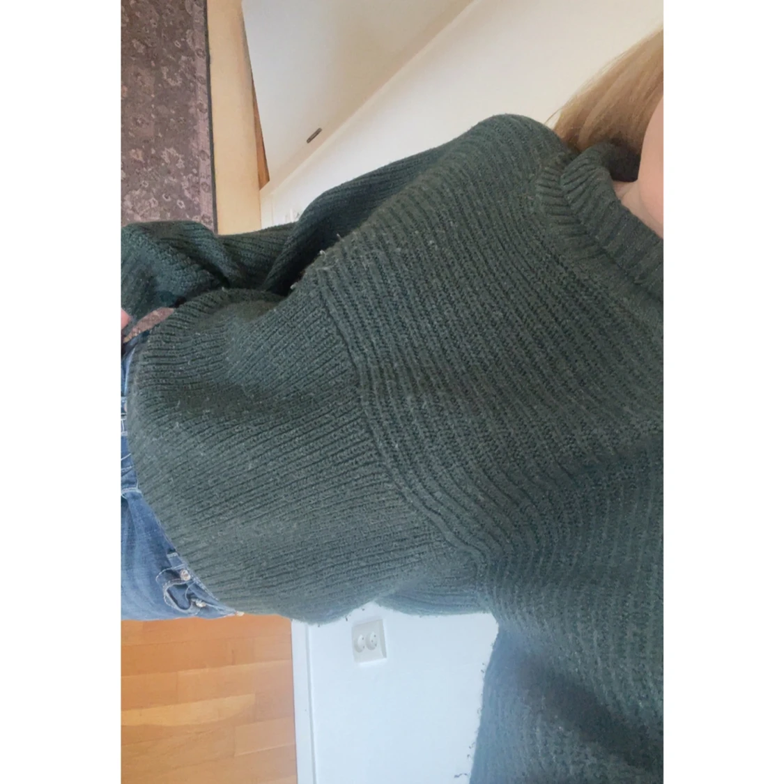 Skogsgrön stickad tröja