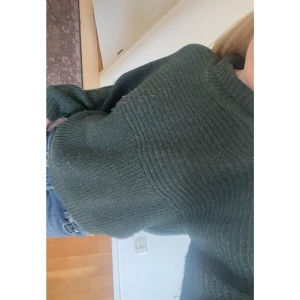 Skogsgrön stickad tröja  - Skogsgrön/mörkgrön stickad tröja med krage vid halsen (vikt ned den på bilden) 