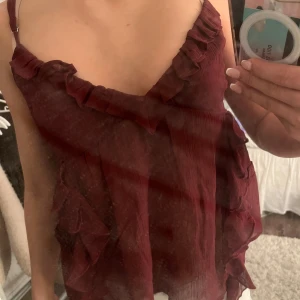 Vinröd volangtopp från BikBok - Säljer en vinröd linnetopp från Bikbok då den inte kommer till användning , endast använd 1 gång. Är i storlek S men passar mig som har xs💞Nypris var 350kr