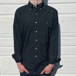 Ralph lauren skjorta - Säljer nu mina Ralph sluten skjorta då den var för stor, väldigt fint skick och inga tecken på användning, nypris: 1699kr mitt pris: 399kr, fraktas inom 48h