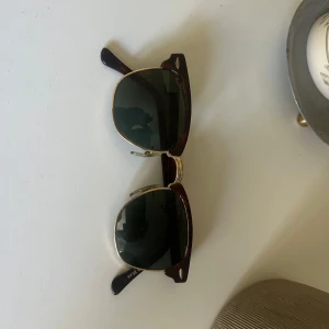 Ray Ban Solglasögon - Ray Ban solglasögon för bra pris, använda fåtal gånger. I mycket bra skick. Originalpris 1200. Perfekta inför sommaren