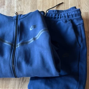 Blå zip-hoodie från Nike - Säljer en blå Nike tech fleece strl M