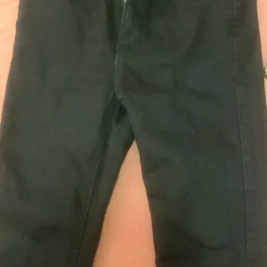 Svarta jeans från Ginatricot - Snygga svarta jeans från Ginatricot med klassisk design. De har en rak passform och praktiska bakfickor. 