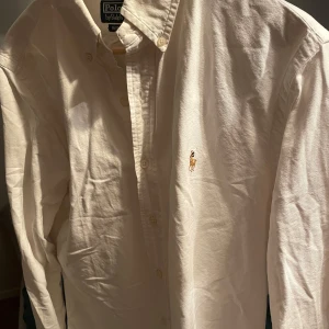 Ralph Lauren Skjorta - Vit skjorta från Ralph Lauren i fint skick, perfekt till sommaren! Storlek M(true to size)🔥 hör av dig vid funderingar/Karl
