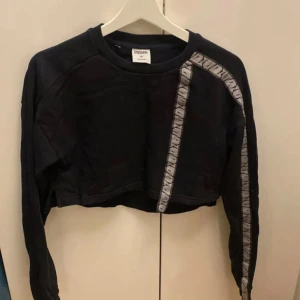 Fyra croppade hoodies från Gymshark STYCKPRIS  - Säljer fyra olika croppade hoodies från Gymshark i färgerna svart, grå och brun. Perfekta för en sportig look med långa ärmar och justerbar huva. Passar bra till träning eller en avslappnad stil.