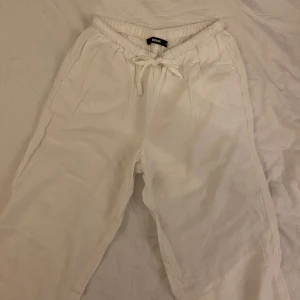 Linnebyxor från Bik Bok - Jätte snygga linnebyxor från bik bok i mycket bra skick. Dessa är perfekta inför sommaren💕