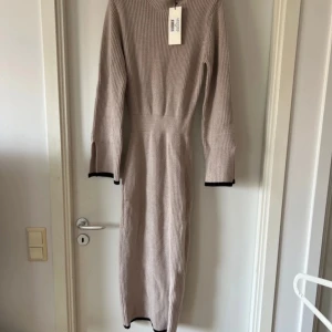 Helt ny Adoore klänning i modellen ”Turin knitted stripe dress” - Säljer en helt ny Adoore klänning, prislappen finns kvar på! 