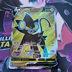 Pokémonkort Luxray V - Säljer ett samlarkort från Pokémon-serien: Luxray V med 210 HP. Kortet har en guldfärgad, glansig yta och visar Luxray i en dynamisk pose. Text och attacker på engelska. Perfekt för samlare eller Pokémon TCG-spelare.