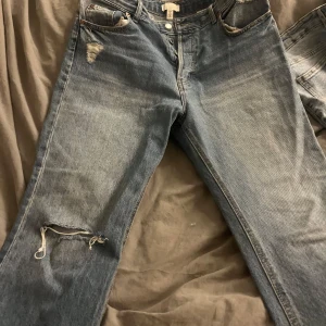 Blå jeans från H&M - Säljer ett par blå jeans från H&M i storlek 44. Är normal i passform. Säljer pågrund av att dom har blivit förstora och att jag har ett par typ lika Danna som är i en mörkare färg därför dom här byxorna enbart har testas därför prislappen typ är kvar💗💓
