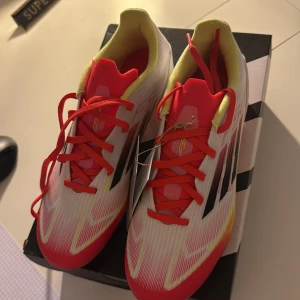 Adidas F50 League FG/MG fotbollsskor - Säljer ett par Adidas F50 League FG/MG fotbollsskor aldrig använda och köptes i april. Sprillans nya med lapp och kartong, säljer på grund av fel storlek. Hör av dig om du är intresserad eller vill ha fler bilder.pris kan diskuteras!!