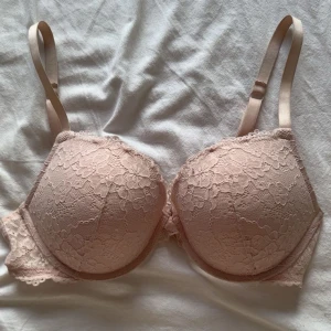 Söt rosa BH💕 - BH:n är i push up modell från HM. Den är inte mycket använd, så i bra skick! Säljes då den tyvärr inte passar. Nypris var runt 200kr💗