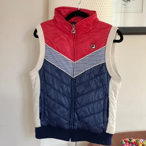 Fila väst - Hej! Säljer en mycket fin Fila väst, inga fula märken eller andra konstigheter och västen är junior storlek medium (12år) MVH