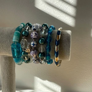 Blåa armband  - 6 armband i blåa nyanser, säljs i pack. Fler armbands bundles finns på profilen! Alla smycken är köpt av min mamma på 80-2010 talet 😊
