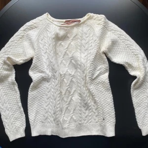 Vit stickad tröja  - Vit stickad tröja från lindex. Storlek m välanvänd