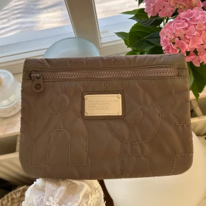 Beige necessär från Marc by Marc Jacobs  - Så snygg necessär i högkvalitativt material! Aldrig använt, helt ny. Inga fläckar eller liknande. Rymmer mycket. Kan även användas som pennskrin till skola eller jobb. Jättefin🤍