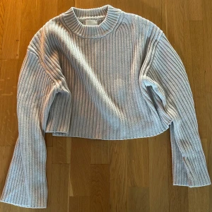 Beige ribbad tröja från H&M - Säljer en stilren, beige, ribbad tröja från H&M. Den är croppad och långärmad, använd väldigt lite, storlek S. Hör gärna av er med frågor💕