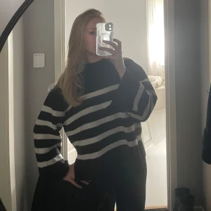 Svart och vit randig stickad tröja - Säljer en mysig svart och vit randig stickad tröja med långa ärmar 🤍