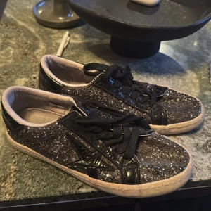 Glittriga sneakers från Le Temps des Cerises - Så snygga glittriga skor i storlek 37💖💖💖