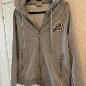 Moncler zip kofta - Hej hej! Säljer av lite kläder från min lillebror😀 storleken på zip koftan är S. För mer info eller fler bilder är de bara att skriva, svarar så fort jag kan.