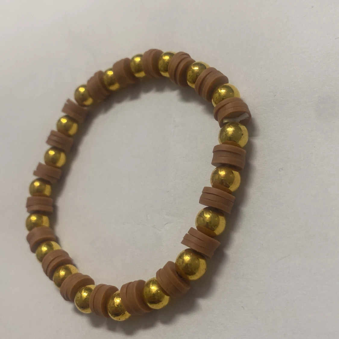 Armband med guldpärlor och bruna detaljer - 2