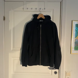 Weekday hoodie - Säljer en svart hoodie från Weekday i storlek S. Tröjan är i bra skick utan defekter. Perfekt för en avslappnad stil och enkel att matcha med det mesta.