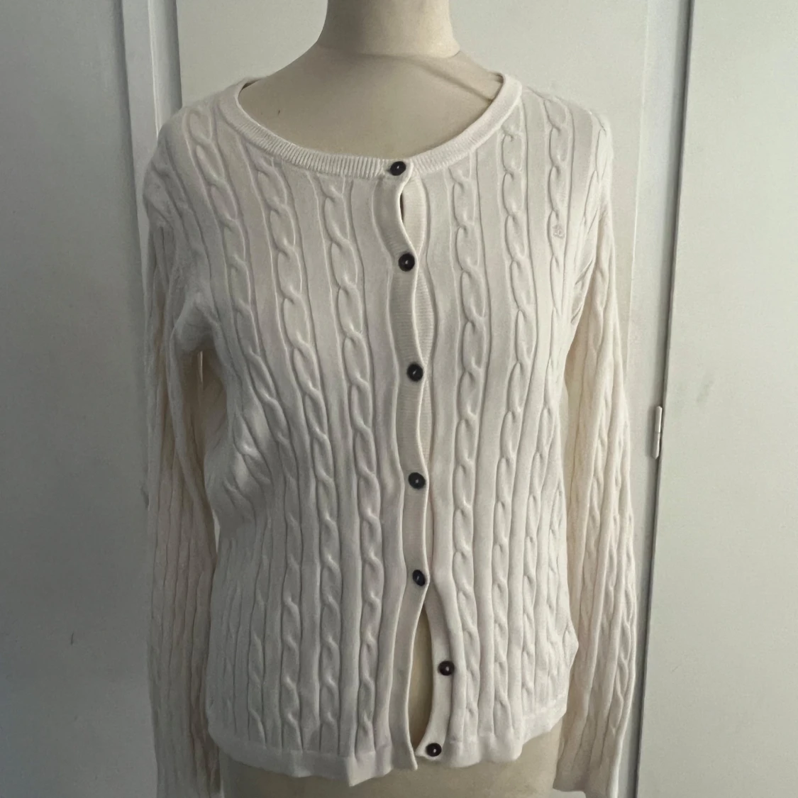 Vit kabelstickad kofta från Park Lane