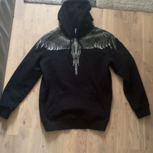 Marcelo burlon hoodie - Hej, jag säljer min Marcelo burlon hoodie då den inte passa mig, storleken är xs men känns mer som S. Finns att hämta i Malmö men fraktar även. Frakten står på köparen. Hör av dig gärna via intresse!