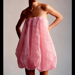 Rosa axelbandslös klänning - Axellös ”ballong” klänning från zara, sååå himla fin perfekt för fest och stranden🌸 använd en gång🙏