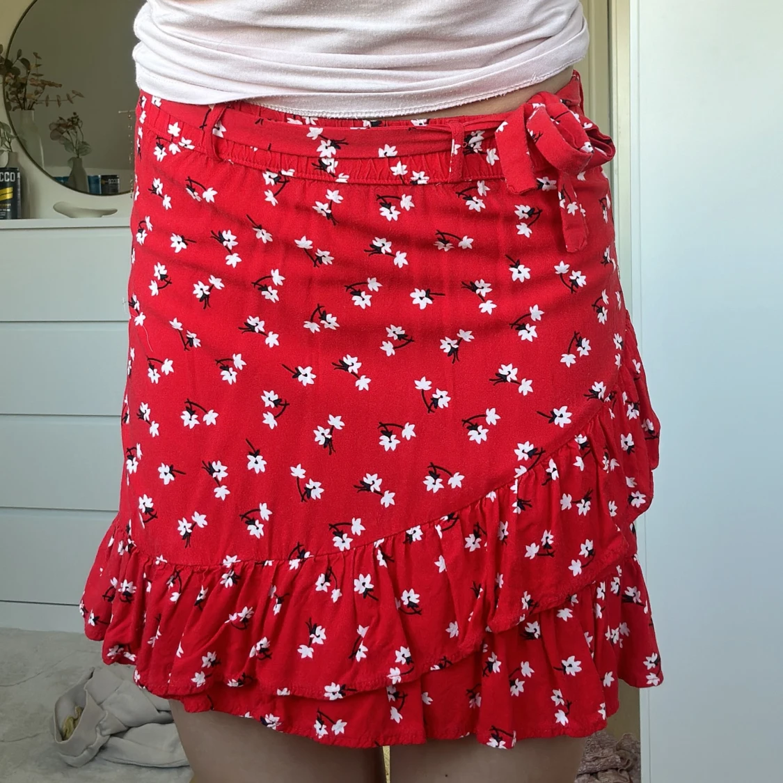 Röd blommig kjol med volang - 1