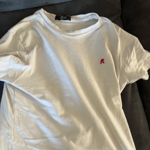 Vit t-shirt från Replay - En skön vit T-shirt från Replay! Jag har bara använt den ett par gånger på grund av att den blev för liten. Nypris= 499kr men jag säljer den för endast 199kr men priset kan diskuteras.