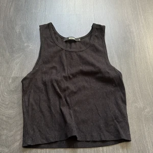 Svart ribbad linnetopp från Bik Bok - Säljer en stilren svart ribbad linnetopp från Bik Bok. Linnet är lite använt men inte alls många gånger.