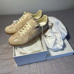 Maison margiela gats - Helt sjuka maison margiela gats till sommaren | skick 9,5/10 nästan helt nya | storlek 44 | nypris: 7000kr | mitt pris : 3499kr | hör av er vid några funderingar// Torslanda closet 