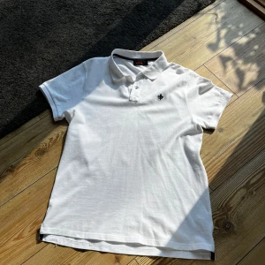 Pikétröja Morris  - En vit Morris piké i storlek L. Passar dig som är mellan 180-190cm. Längd: ca 70cm. Bredd: ca 53cm.