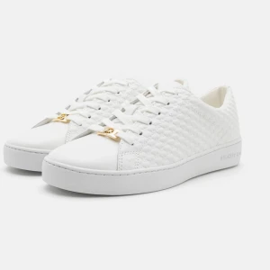 Vita sneakers från Michael Kors - Snygga vita sneakers från Michael Kors, inte använda så många gånger. 💕quiltad textur och gulddetaljer på snöret. säljer billigare än vad dem kostar igentligen.💕väldigt somriga och fina 